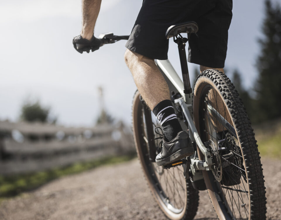 Abwechslungsreiche Routen für E-Biker und Mountainbiker auf dem Tschögglberg nahe Meran