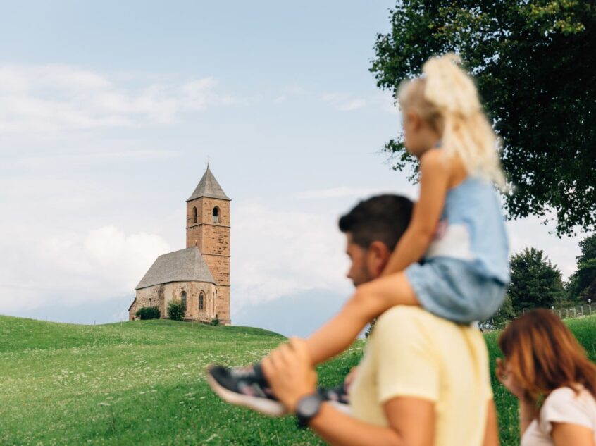 Familienwanderung auf dem Haflinger Erlebnisweg von Hafling Dorf nach St. Kathrein nahe Meran