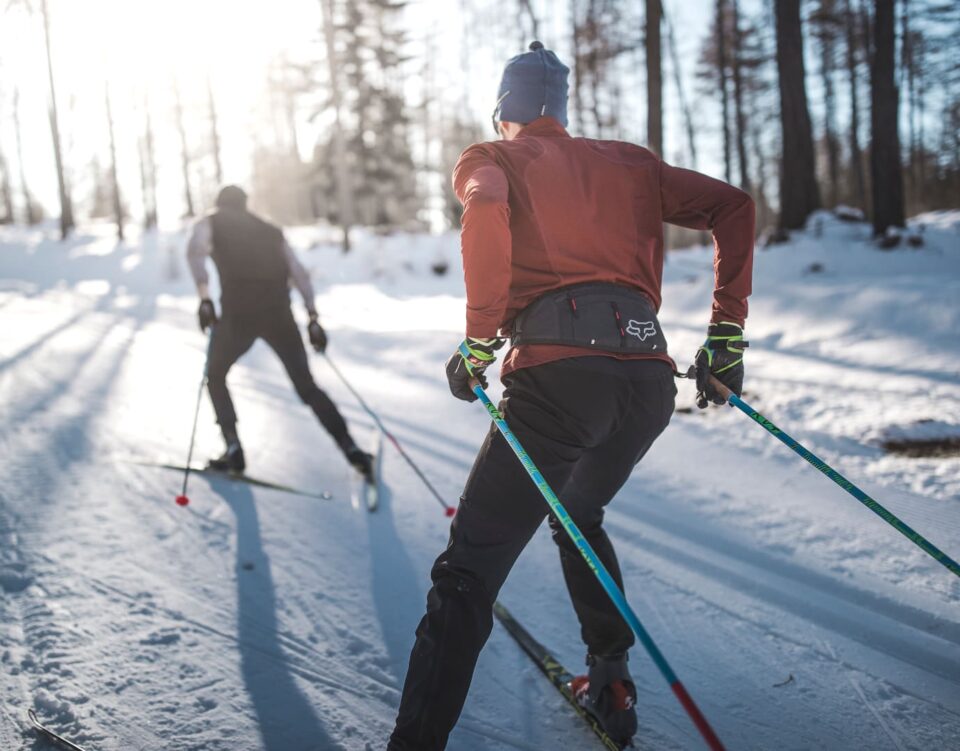 Sportliches Skating beim Langlaufen im sonnigen Winterurlaub in Hafling nahe Meran