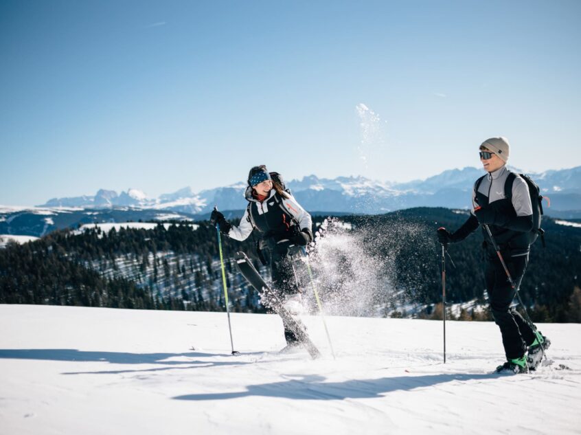 Schneeschuhwandern durch den stillen Winterwald in Hafling auf dem sonnigen Hochplateau