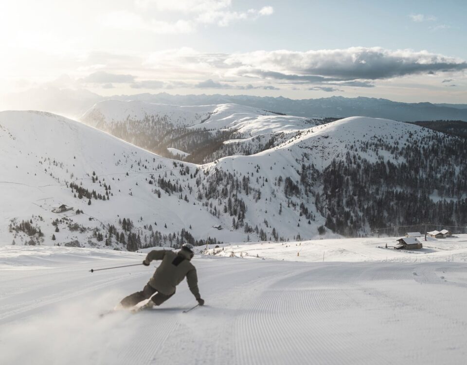Skifahren im Skigebiet Meran 2000 oberhalb von Hafling bei sonnigem Winterwetter