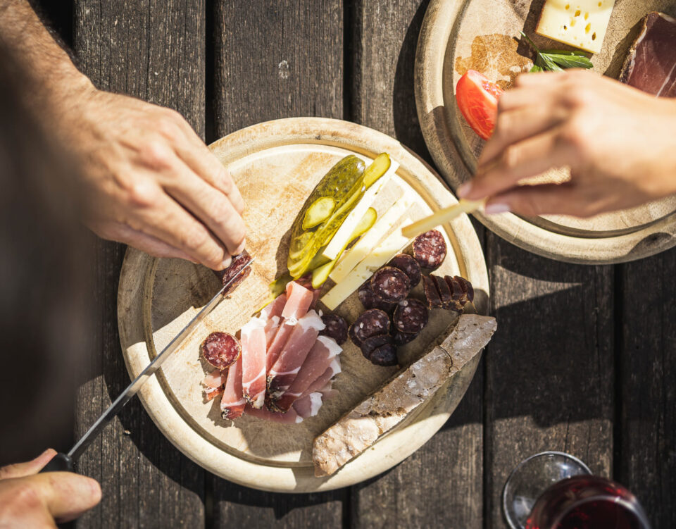 Deftige Südtiroler Marende mit Speck, Bergkäse und Schüttelbrot auf einem Holzbrettl
